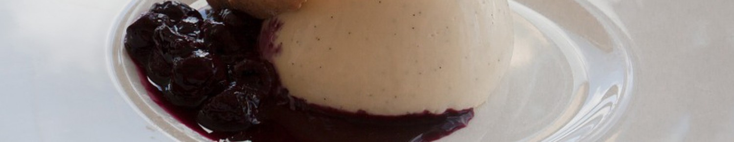 La panna cotta de lait d’amandes aux framboises